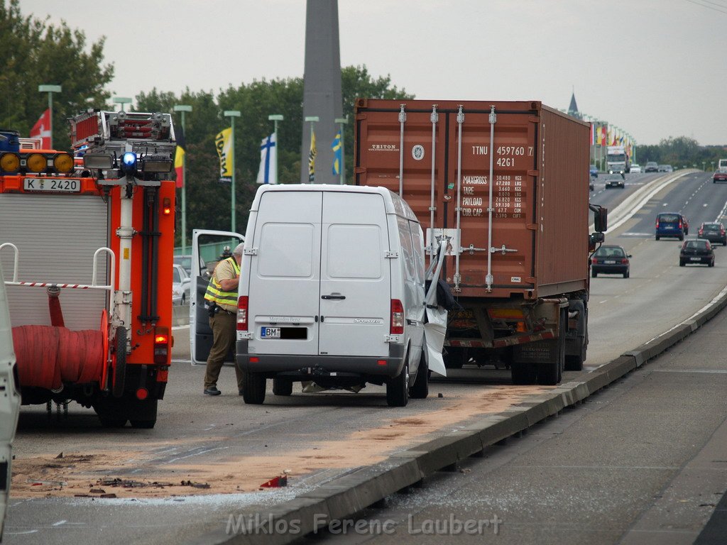 VU Transporter Lkw Zoobruecke Rich Koeln    P32.JPG